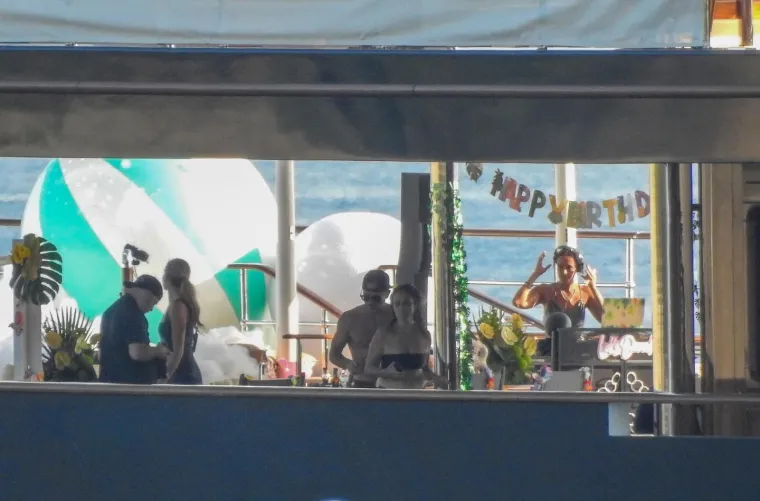 Ovako to rade milijarderi: Jeff Bezos organizirao pjena party kod Cresa, zabavi nije bilo kraja