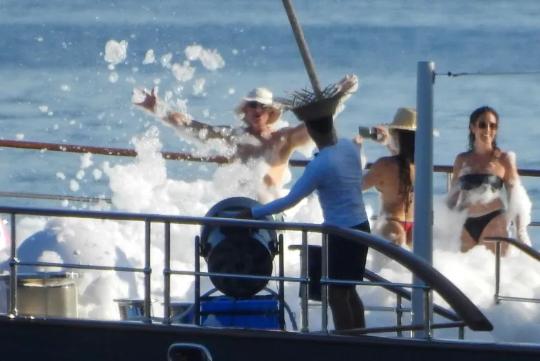 Ovako to rade milijarderi: Jeff Bezos organizirao pjena party kod Cresa, zabavi nije bilo kraja