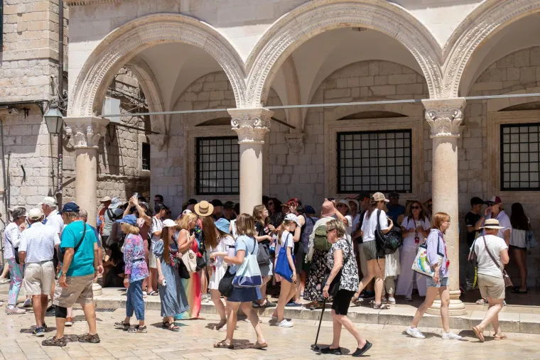 U Zagrebu se vozači dostave 'prže' u zimskim jaknama, a na Jadranu svi u kupaćim kostimima