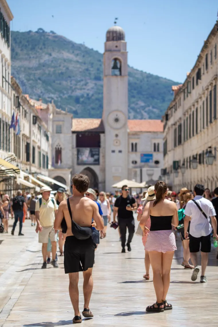 U Zagrebu se vozači dostave 'prže' u zimskim jaknama, a na Jadranu svi u kupaćim kostimima