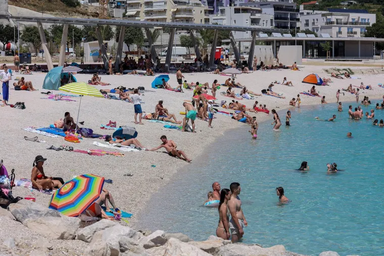 U Zagrebu se vozači dostave 'prže' u zimskim jaknama, a na Jadranu svi u kupaćim kostimima