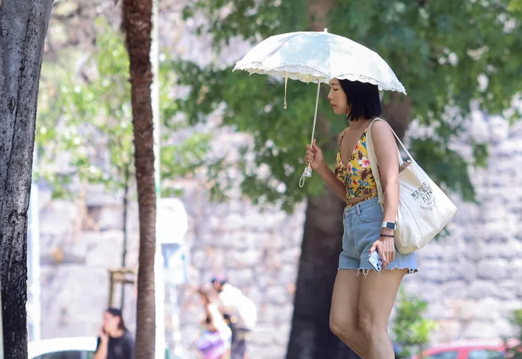 U Zagrebu se vozači dostave 'prže' u zimskim jaknama, a na Jadranu svi u kupaćim kostimima