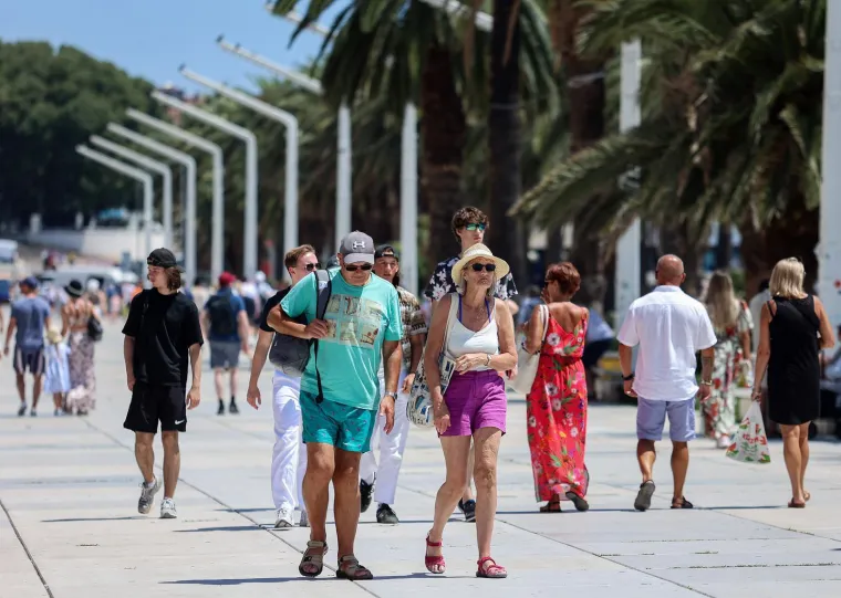 U Zagrebu se vozači dostave 'prže' u zimskim jaknama, a na Jadranu svi u kupaćim kostimima