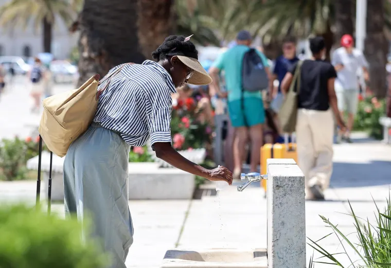 U Zagrebu se vozači dostave 'prže' u zimskim jaknama, a na Jadranu svi u kupaćim kostimima
