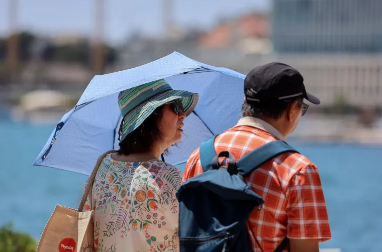 U Zagrebu se vozači dostave 'prže' u zimskim jaknama, a na Jadranu svi u kupaćim kostimima
