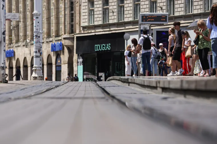 U Zagrebu se vozači dostave 'prže' u zimskim jaknama, a na Jadranu svi u kupaćim kostimima