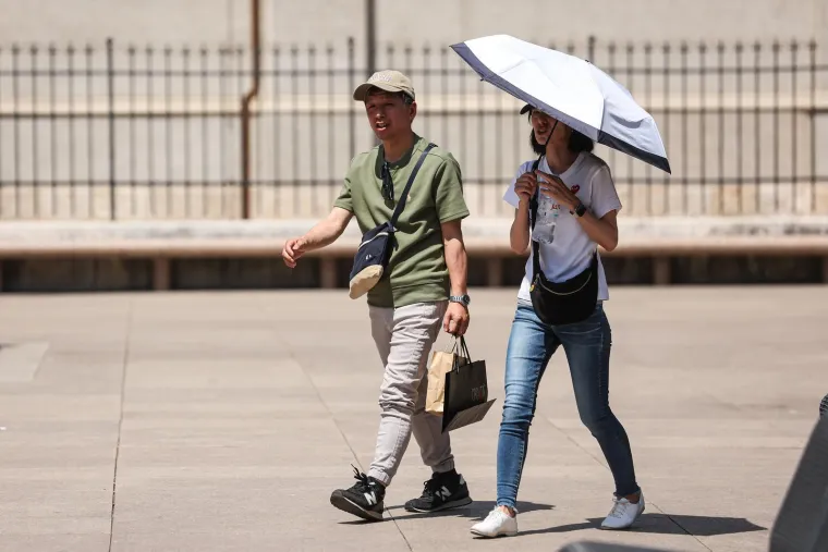 U Zagrebu se vozači dostave 'prže' u zimskim jaknama, a na Jadranu svi u kupaćim kostimima