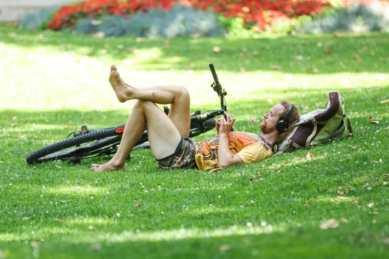 U Zagrebu se vozači dostave 'prže' u zimskim jaknama, a na Jadranu svi u kupaćim kostimima