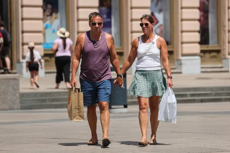 U Zagrebu se vozači dostave 'prže' u zimskim jaknama, a na Jadranu svi u kupaćim kostimima