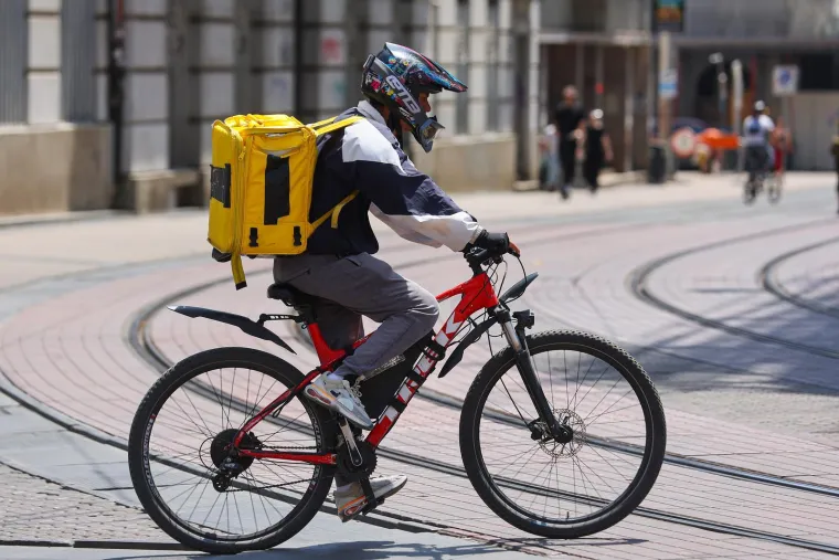 U Zagrebu se vozači dostave 'prže' u zimskim jaknama, a na Jadranu svi u kupaćim kostimima