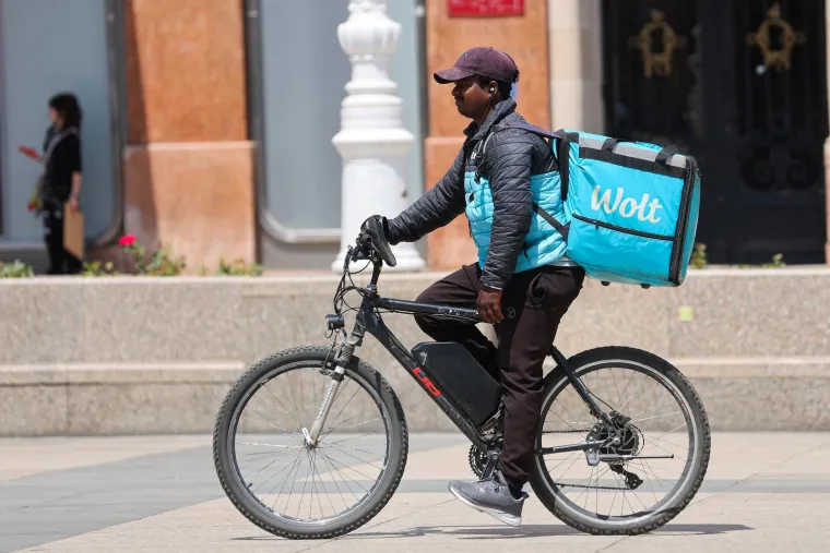 U Zagrebu se vozači dostave 'prže' u zimskim jaknama, a na Jadranu svi u kupaćim kostimima