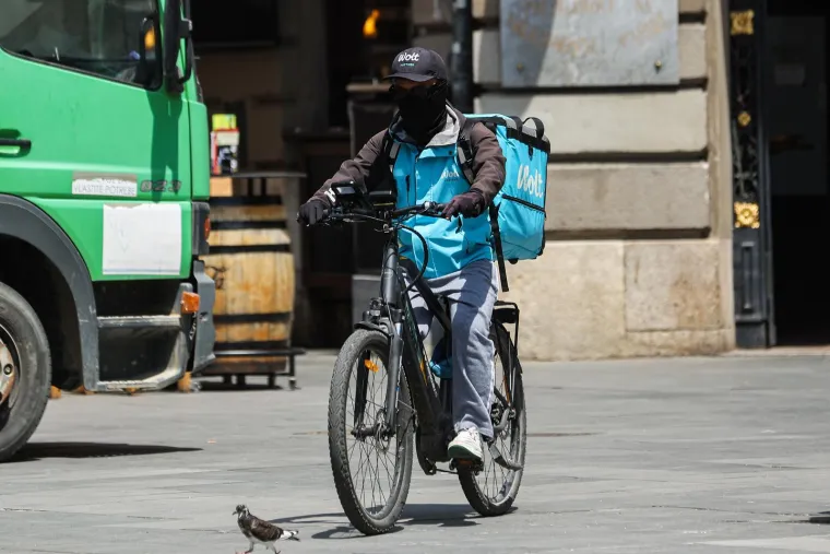 U Zagrebu se vozači dostave 'prže' u zimskim jaknama, a na Jadranu svi u kupaćim kostimima