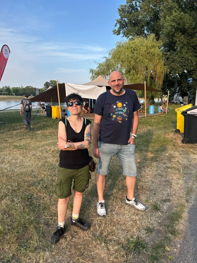 Pravo ludilo na INmusic festivalu! Od otkačenih frizura do &scaron;arenih outfita, pogledajte atmosferu