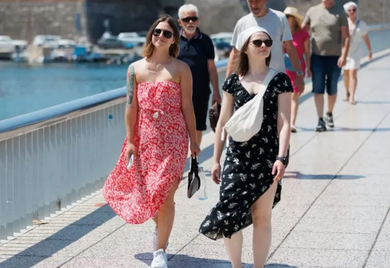 Dama u bijelom i šarmantni frajer istaknuli se u gomili: Pogledajte što su nosili