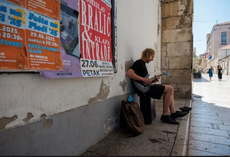 Dama u bijelom i &scaron;armantni frajer istaknuli se u gomili: Pogledajte &scaron;to su nosili