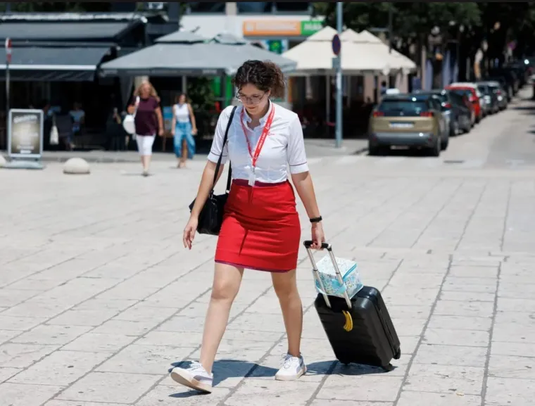Dama u bijelom i &scaron;armantni frajer istaknuli se u gomili: Pogledajte &scaron;to su nosili