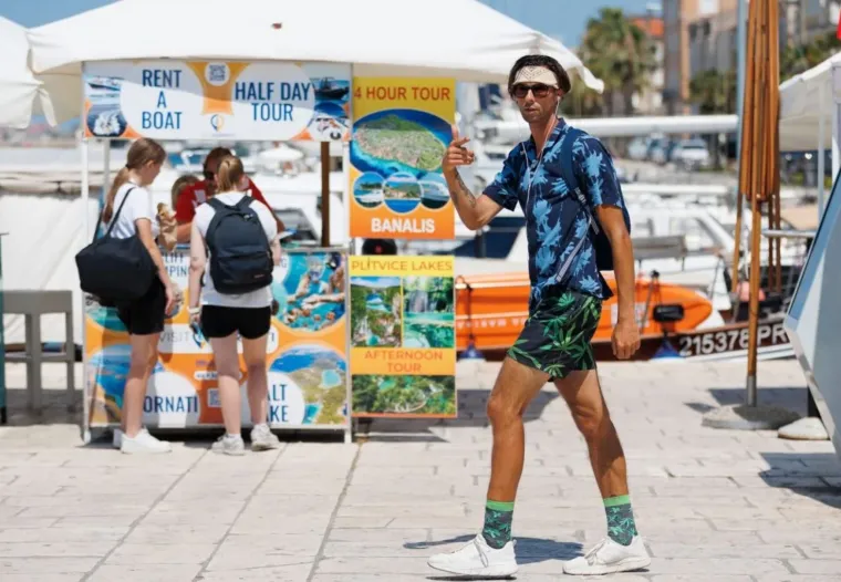 Dama u bijelom i &scaron;armantni frajer istaknuli se u gomili: Pogledajte &scaron;to su nosili