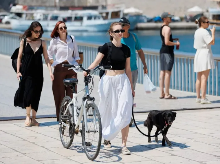 Dama u bijelom i &scaron;armantni frajer istaknuli se u gomili: Pogledajte &scaron;to su nosili