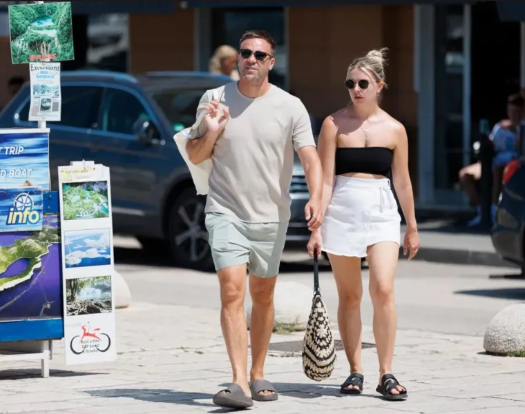 Dama u bijelom i &scaron;armantni frajer istaknuli se u gomili: Pogledajte &scaron;to su nosili