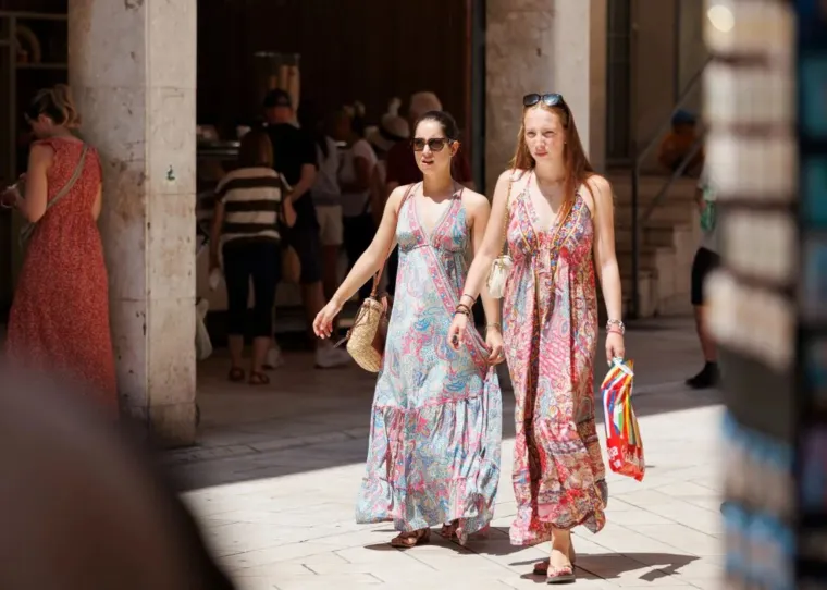 Dama u bijelom i &scaron;armantni frajer istaknuli se u gomili: Pogledajte &scaron;to su nosili