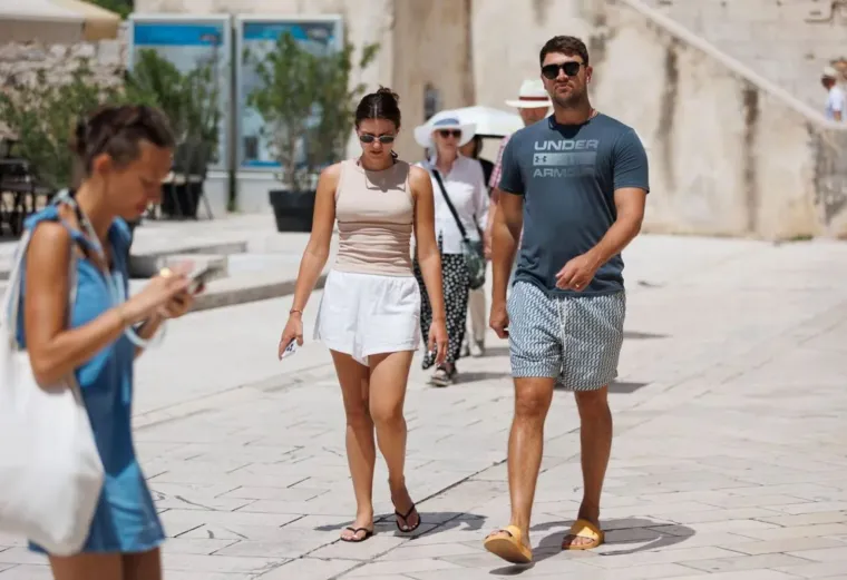 Dama u bijelom i &scaron;armantni frajer istaknuli se u gomili: Pogledajte &scaron;to su nosili