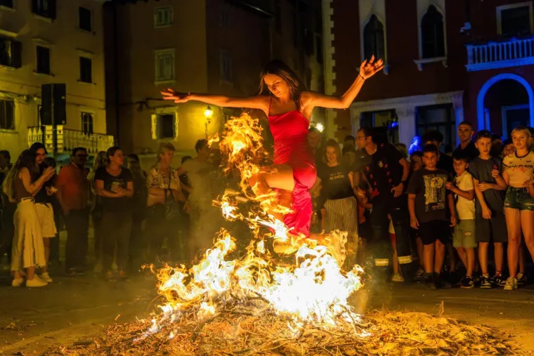 Pogledajte kako su hrabri mladići preskakali buktinju: Pokazali su zavidnu vještinu