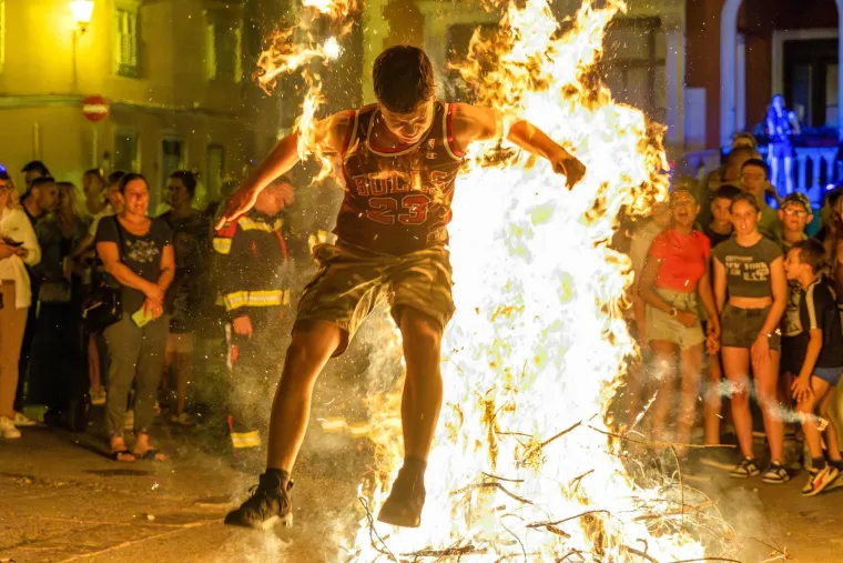 Pogledajte kako su hrabri mladići preskakali buktinju: Pokazali su zavidnu vještinu