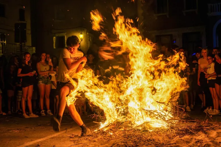 Pogledajte kako su hrabri mladići preskakali buktinju: Pokazali su zavidnu vještinu
