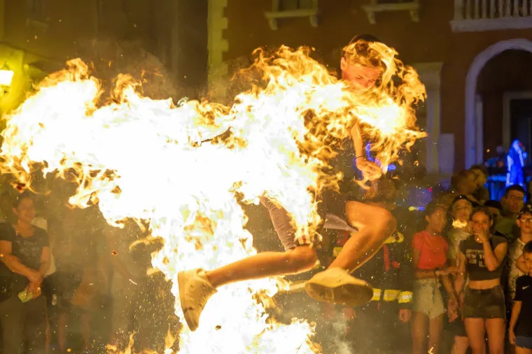 Pogledajte kako su hrabri mladići preskakali buktinju: Pokazali su zavidnu vje&scaron;tinu