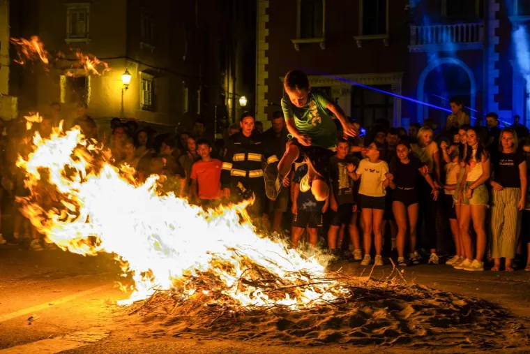 Pogledajte kako su hrabri mladići preskakali buktinju: Pokazali su zavidnu vje&scaron;tinu