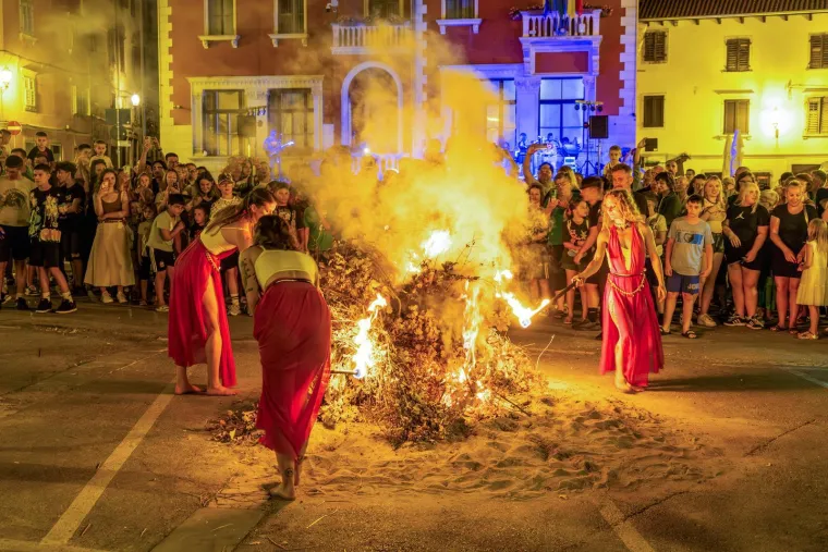 Pogledajte kako su hrabri mladići preskakali buktinju: Pokazali su zavidnu vje&scaron;tinu