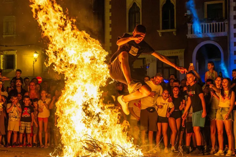 Pogledajte kako su hrabri mladići preskakali buktinju: Pokazali su zavidnu vje&scaron;tinu