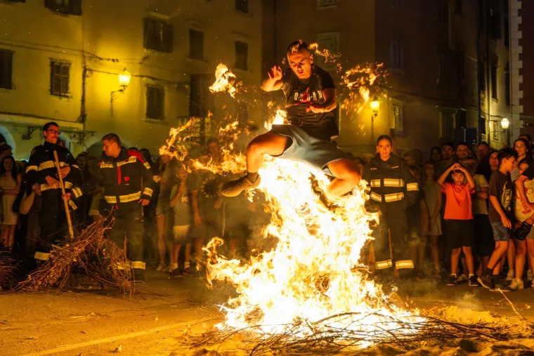Pogledajte kako su hrabri mladići preskakali buktinju: Pokazali su zavidnu vje&scaron;tinu