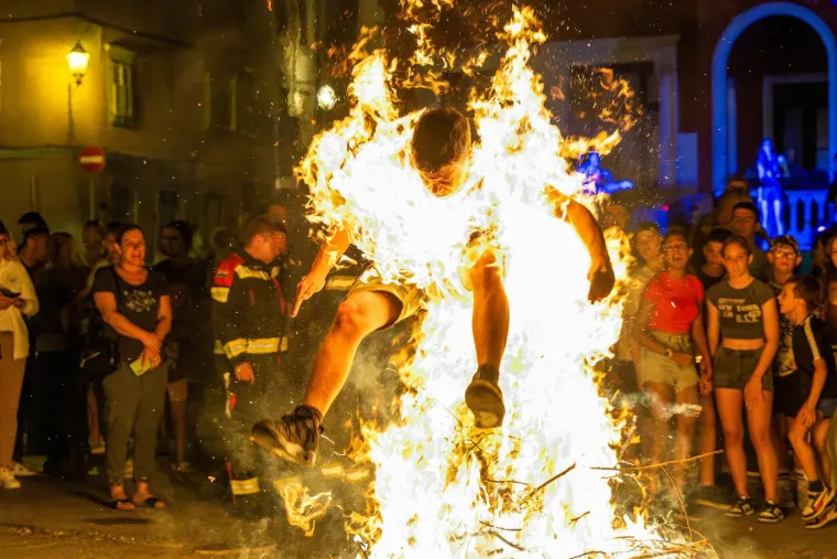 Pogledajte kako su hrabri mladići preskakali buktinju: Pokazali su zavidnu vještinu