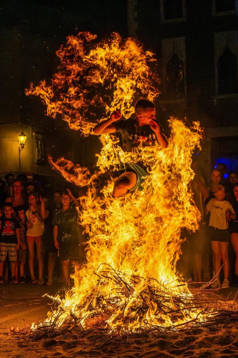 Pogledajte kako su hrabri mladići preskakali buktinju: Pokazali su zavidnu vje&scaron;tinu