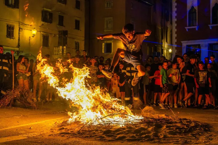 Pogledajte kako su hrabri mladići preskakali buktinju: Pokazali su zavidnu vje&scaron;tinu