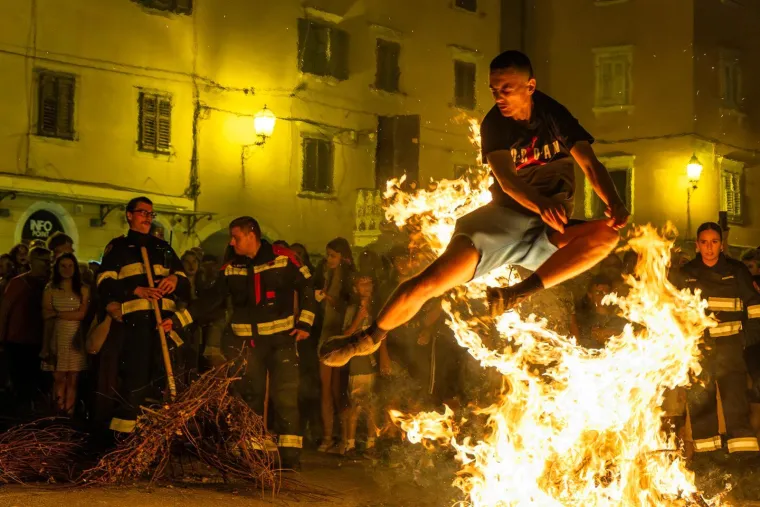 Pogledajte kako su hrabri mladići preskakali buktinju: Pokazali su zavidnu vje&scaron;tinu