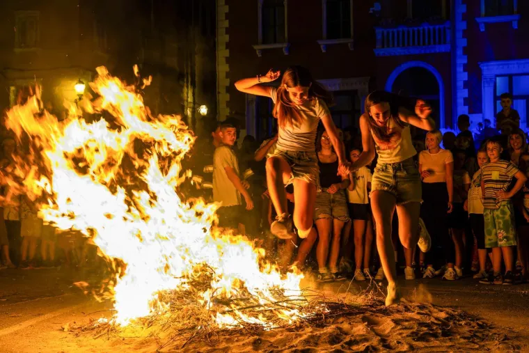 Pogledajte kako su hrabri mladići preskakali buktinju: Pokazali su zavidnu vje&scaron;tinu