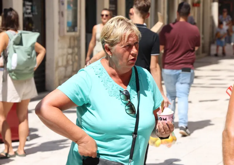 U Šibeniku je baš vruće: Dame se skrile iza sunčanih naočala, ali nisu prošle nezamijećeno