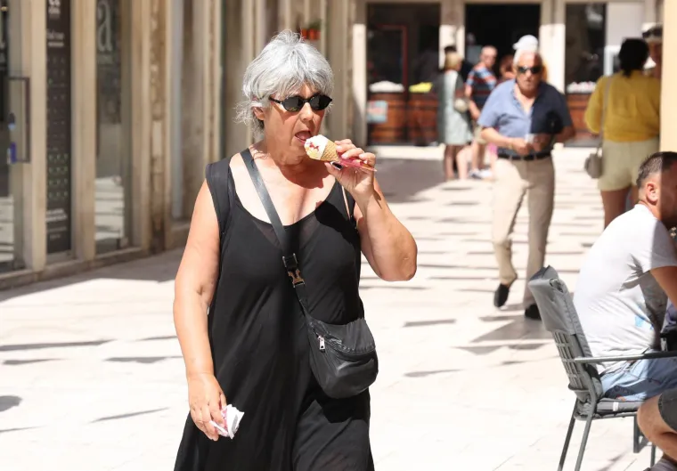 U &Scaron;ibeniku je ba&scaron; vruće: Dame se skrile iza sunčanih naočala, ali nisu pro&scaron;le nezamijećeno