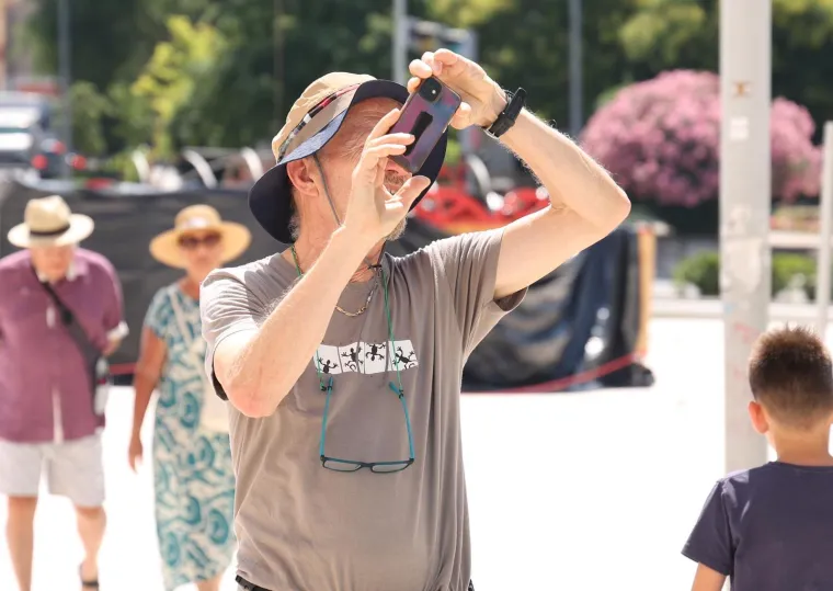 U &Scaron;ibeniku je ba&scaron; vruće: Dame se skrile iza sunčanih naočala, ali nisu pro&scaron;le nezamijećeno