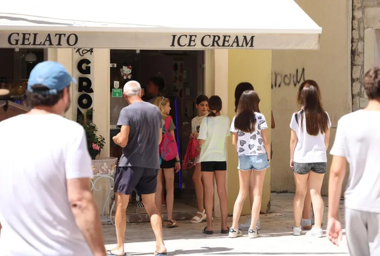 U &Scaron;ibeniku je ba&scaron; vruće: Dame se skrile iza sunčanih naočala, ali nisu pro&scaron;le nezamijećeno