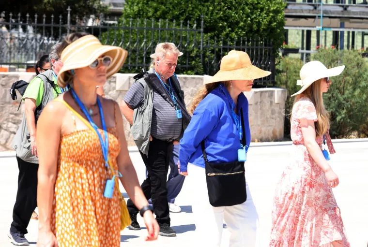 U &Scaron;ibeniku je ba&scaron; vruće: Dame se skrile iza sunčanih naočala, ali nisu pro&scaron;le nezamijećeno