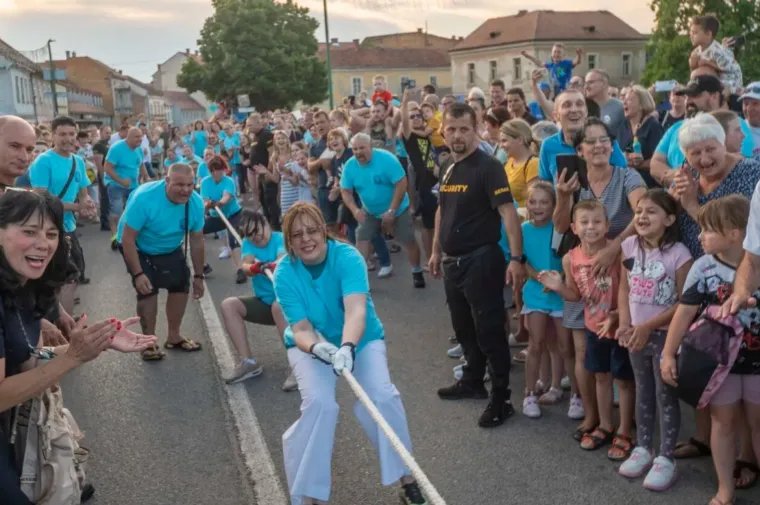 Spektakl u Karlovcu: Sve glave okrenute u smjeru Ivanjskog krijesa