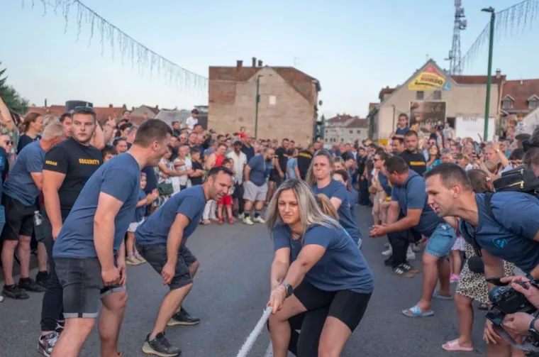 Spektakl u Karlovcu: Sve glave okrenute u smjeru Ivanjskog krijesa