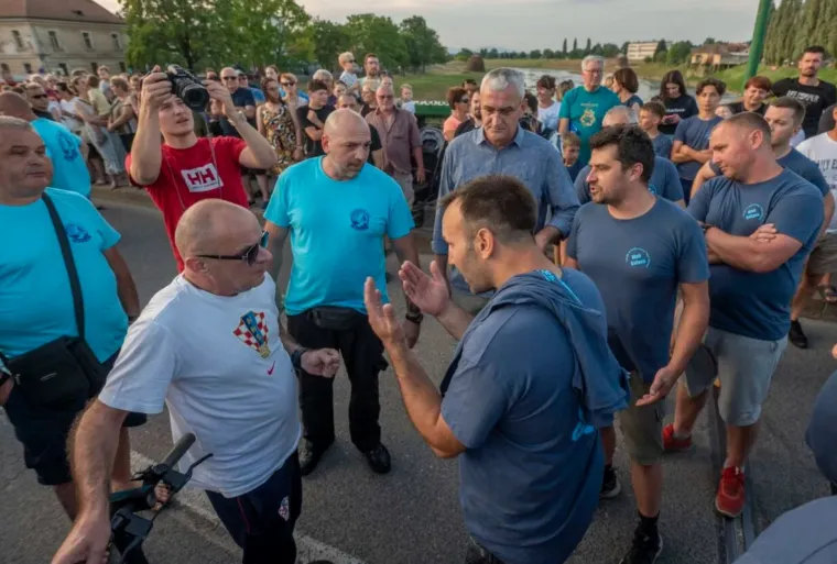 Spektakl u Karlovcu: Sve glave okrenute u smjeru Ivanjskog krijesa