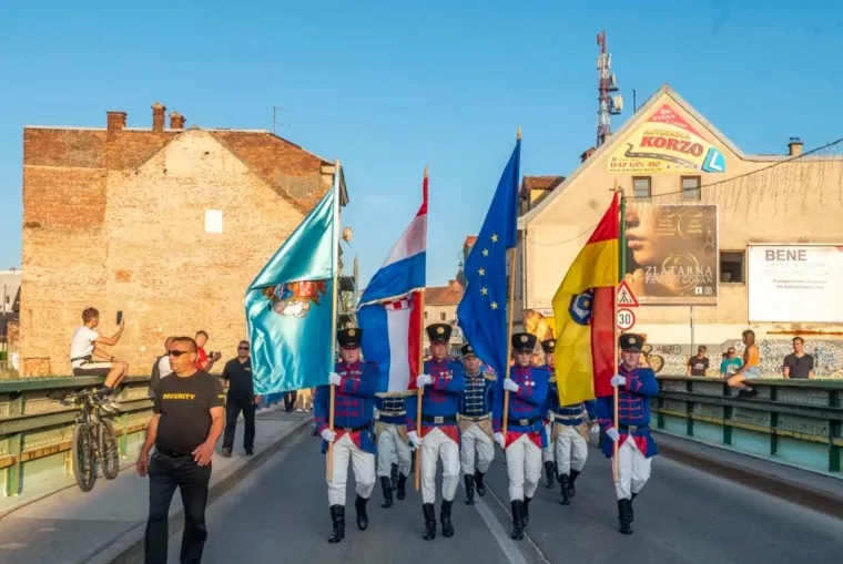 Spektakl u Karlovcu: Sve glave okrenute u smjeru Ivanjskog krijesa