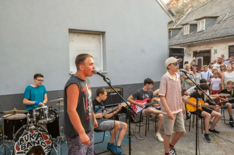Spektakl u Karlovcu: Sve glave okrenute u smjeru Ivanjskog krijesa