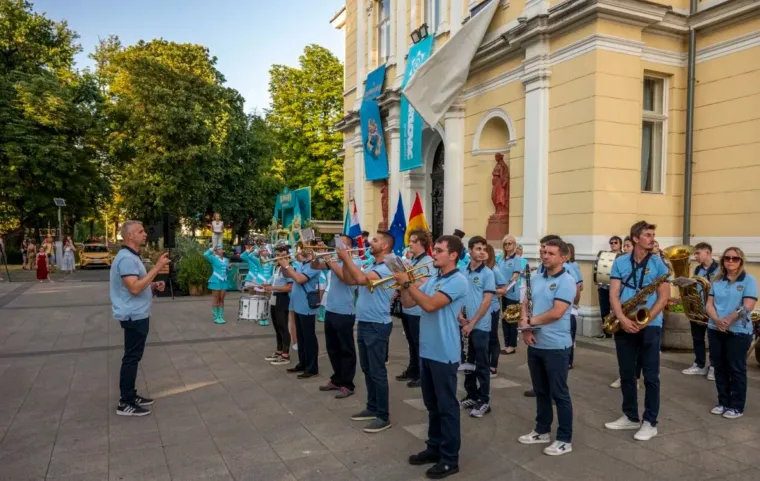 Spektakl u Karlovcu: Sve glave okrenute u smjeru Ivanjskog krijesa