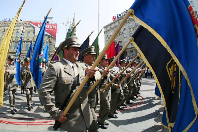 Nekad je današnji dan bio praznik, slavilo se i mimohodima na Trgu: Prisjetite se ceremonija iz Sanaderove ere